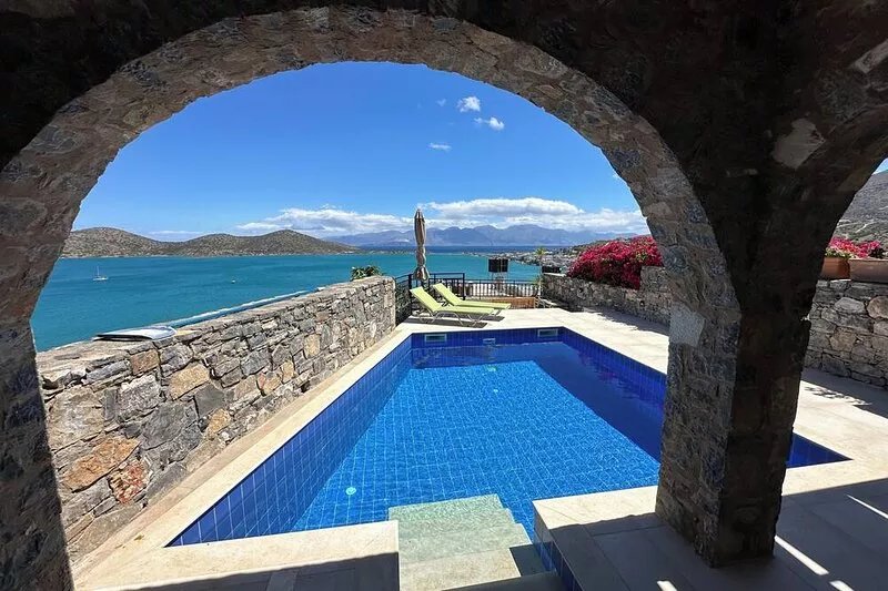 Breathtaking view of the sea and mountain. Private pool, Wi-Fi, near