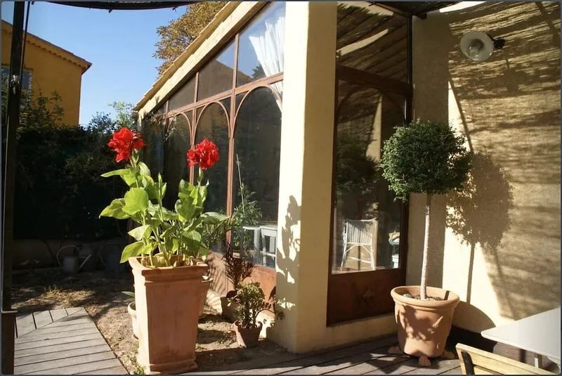 Beautiful house, carefully decorated by an antiques dealer, very quiet.