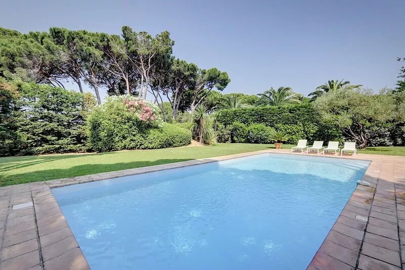 6 bedroom villa 10 minutes walk from the center of Saint Tropez
