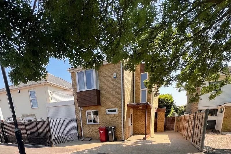 3 bed home Slough,private drive,near Heathrow,motorway,Legoland