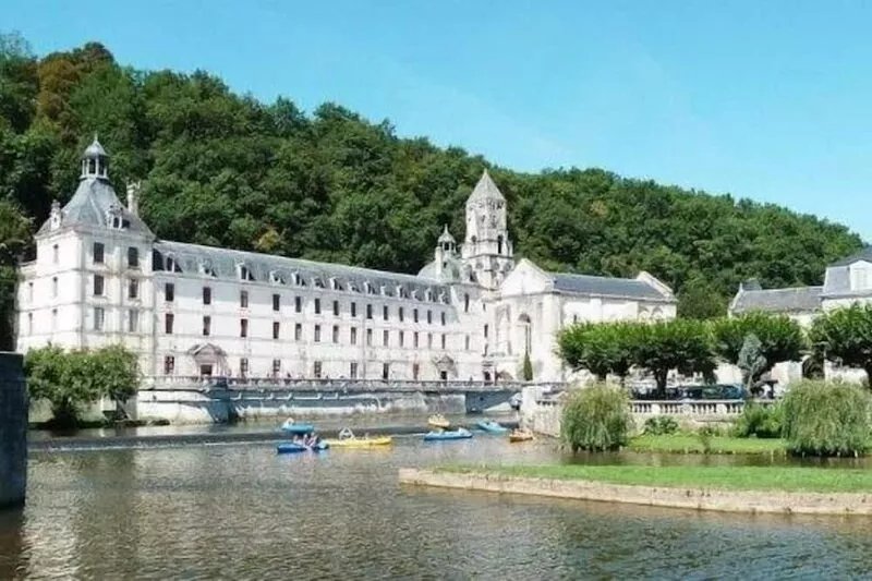 Jumilhac le grand- House of character with garden