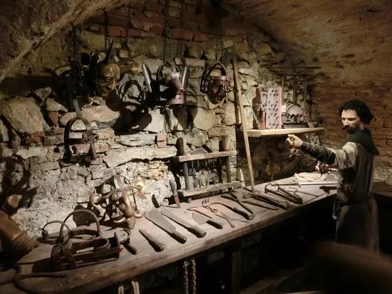 Expozitie Inedita: Ev Mediu. Tortura Si Executie