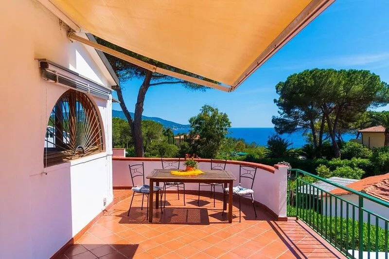 Large three-room apartment with large terrace overlooking the sea, at few