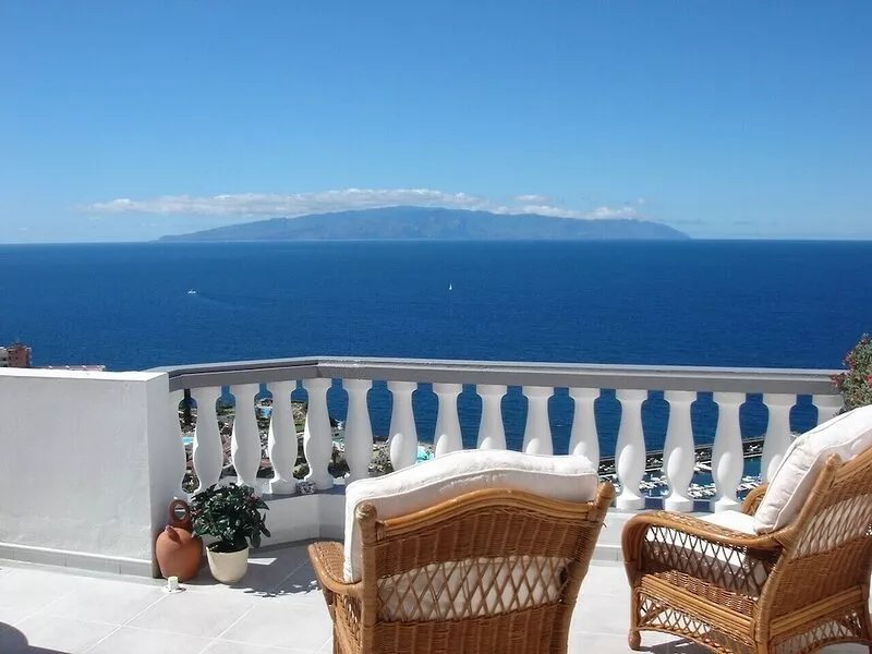 Prime Location, Breathtaking Sea Views nr Beach, Heated/Pool, Air/Con WiFi UK TV