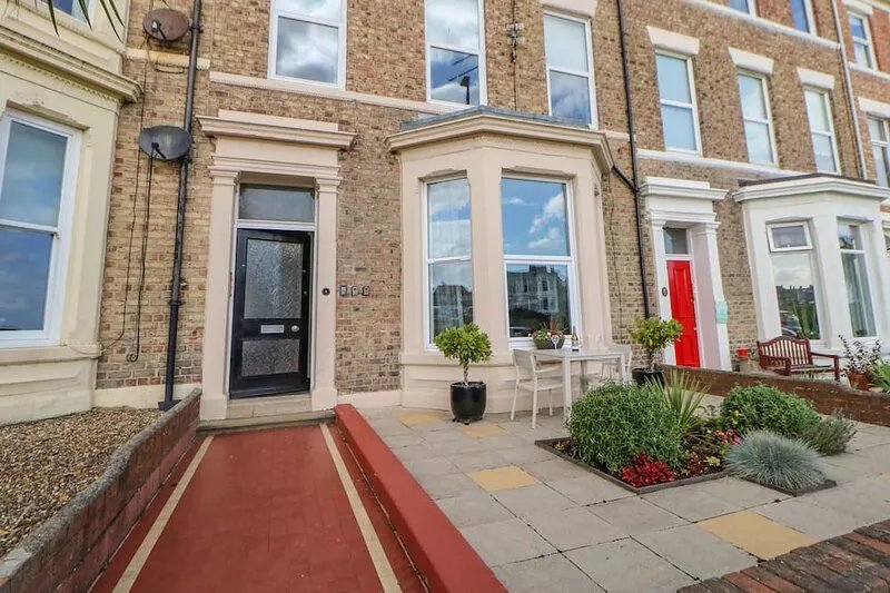 GRAND SEA VIEW, romantic, character holiday cottage in Tynemouth