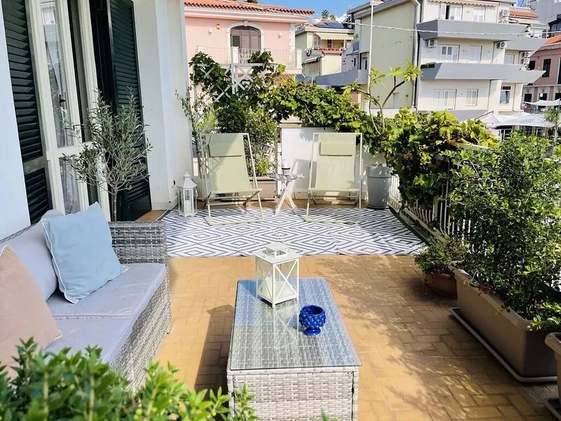 Elegant and bright apartment with terrace on the waterfront of Aci Trezza