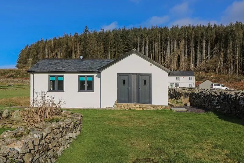 THE SAIL LOFT, pet friendly, with open fire in Nefyn
