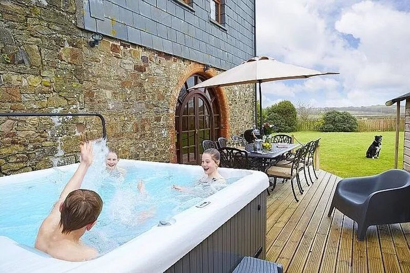 Spacious luxury cottage, near sandy beaches with hot tub