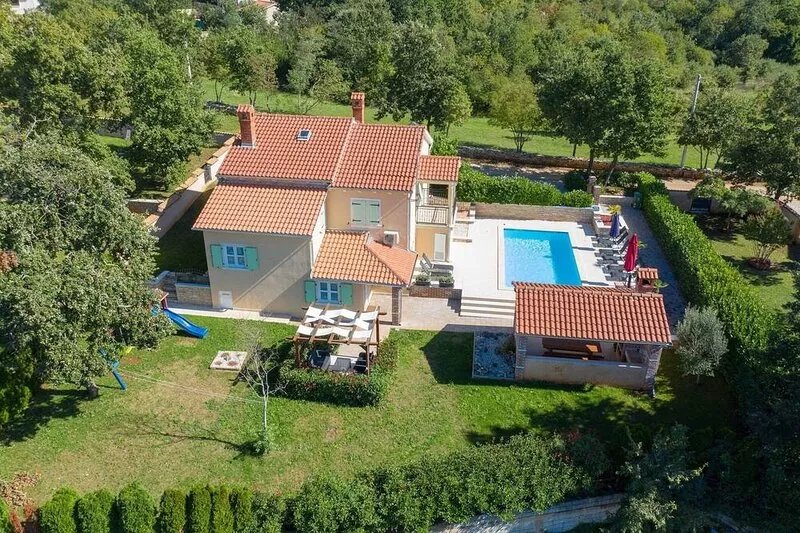 Holiday home for 10, 175 m² with pool in quiet surroundings
