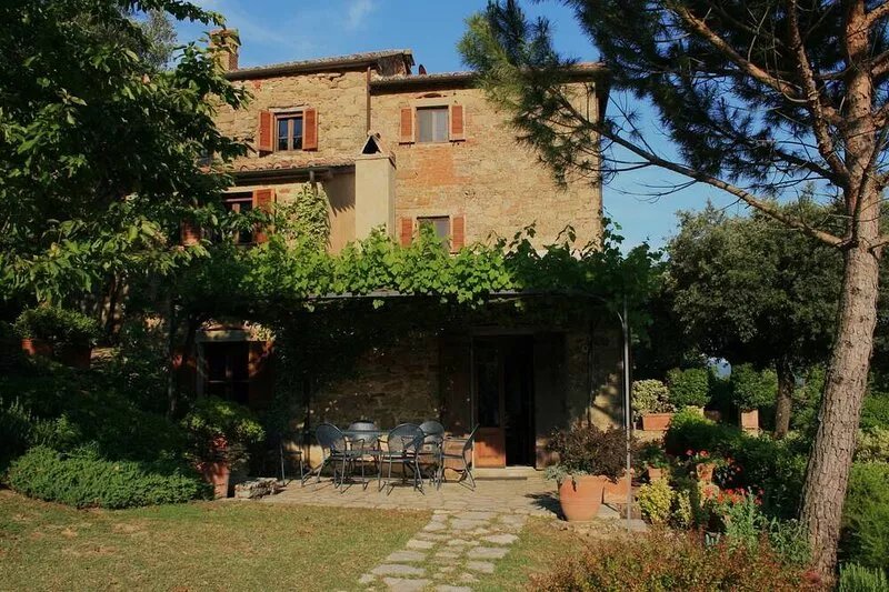 Peaceful old stone farmhouse: private pool & lovely  garden  in tranquil hills.