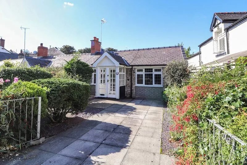 TY CERRIG, pet friendly, with a garden in Dyserth