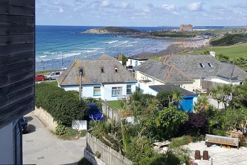 Amazing views of Fistral Beach with secure parking for 2 vehicles