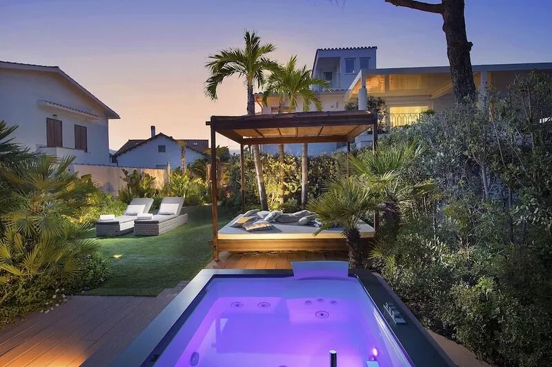 House with luxury garden and direct access to the beach