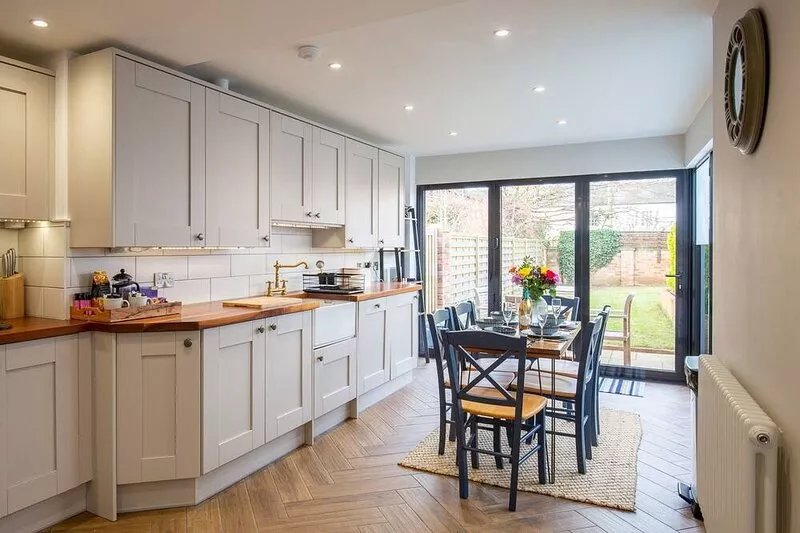 Trinity Cottage, Stratford-upon-Avon - sleeps 5 guests in 3 bedrooms