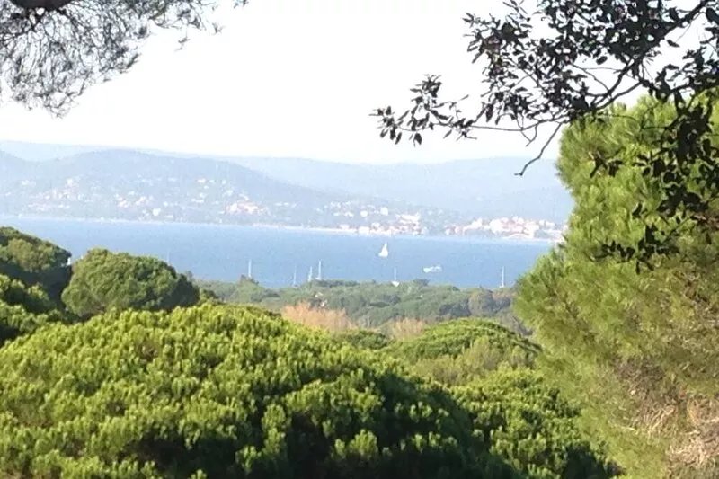 Saint-Tropez house with garden overlooking the bay, 15 minutes' walk from the