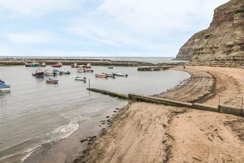 CLEVELYN, pet friendly, character holiday cottage in Staithes
