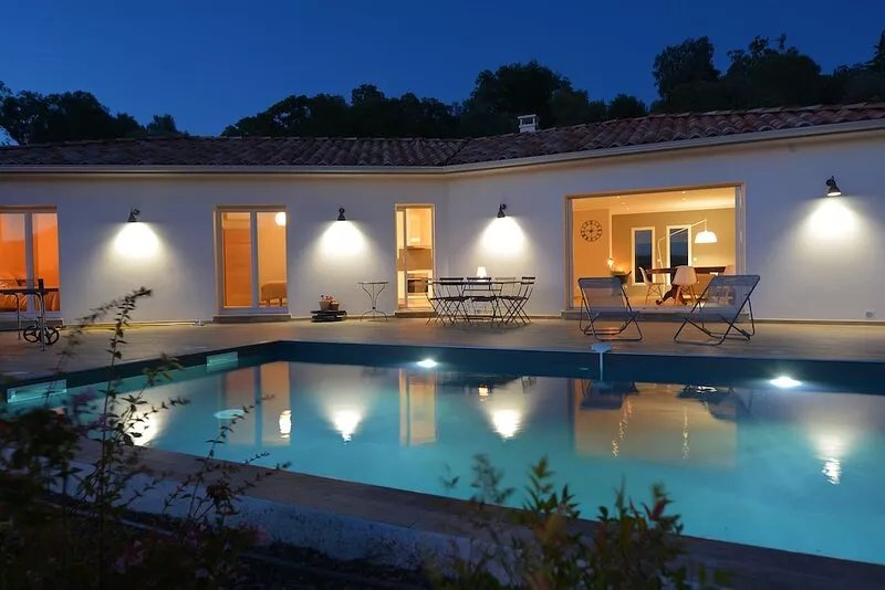 New villa with swimming pool overlooking a hectare of land overlooking the