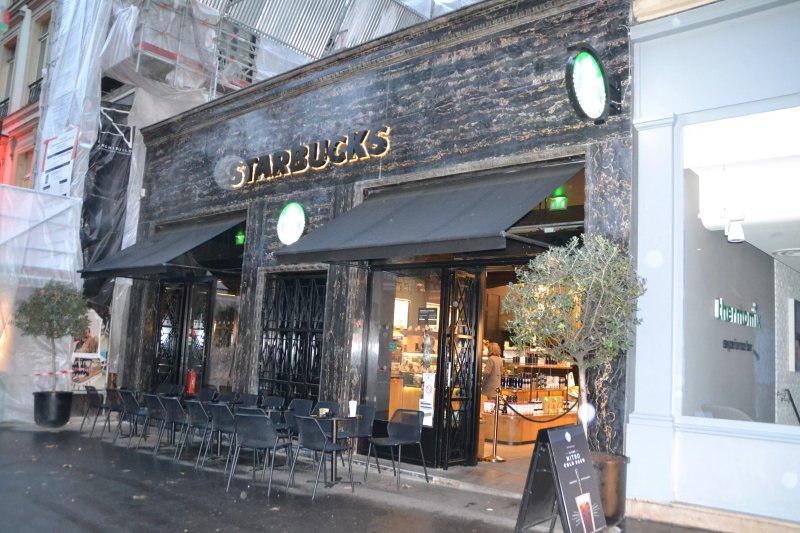 Starbucks Avenue De France