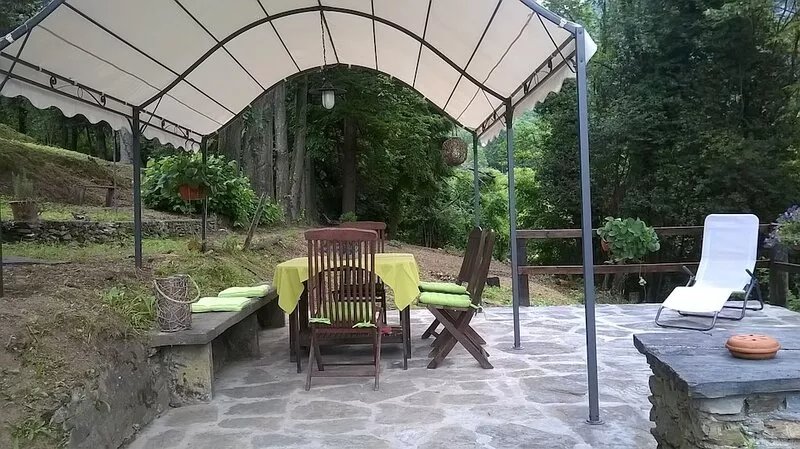House with swimming pool located in the mountains and near the sea.