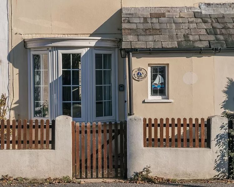 Charming 2 bedroom cottage in Lymington, very close to town, marina & sea walks