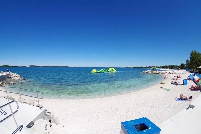 Spacious 4 bedroom holiday house with private pool in village Sveti Kirin