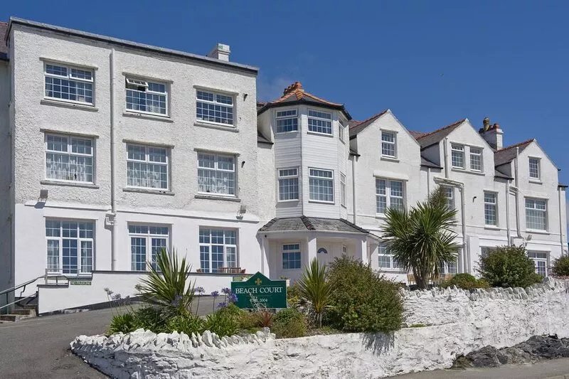 Stylish Penthouse apartment, short walk to fabulous beach, pubs and restaurants