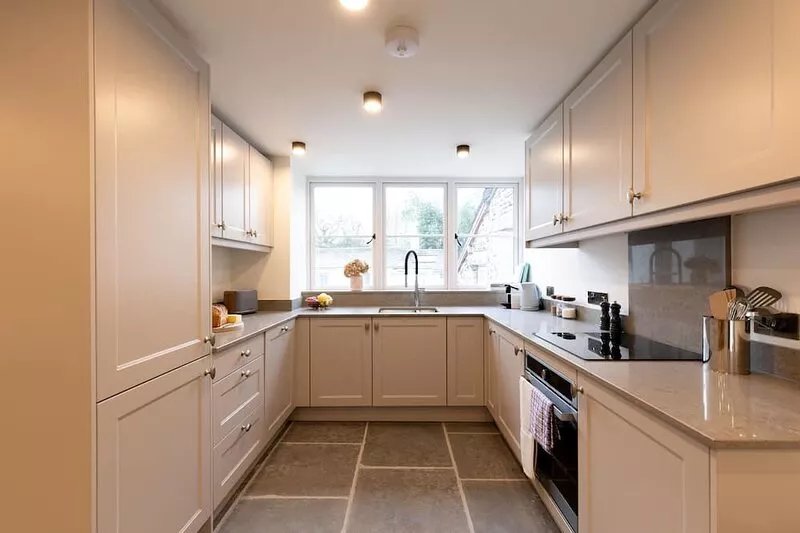 THE LODGE, pet friendly, country holiday cottage in Newby Bridge