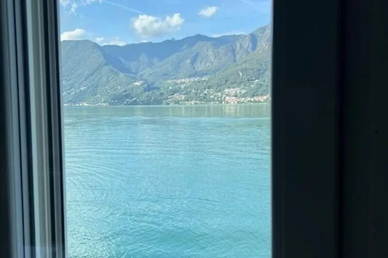 Detached villa on the shore of Lake Lugano. Direct access. Views.