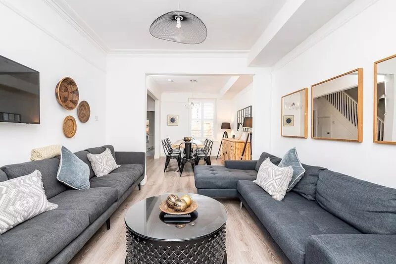 6 Longfield Terrace · Elegant, Modern 5 Bed House with Free Parking I Pass The