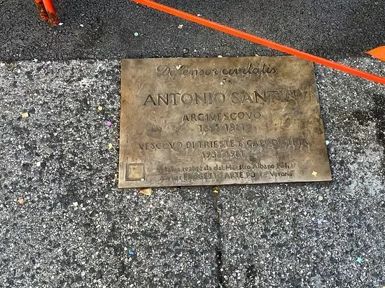 Statua di Monsignor Antonio Santin