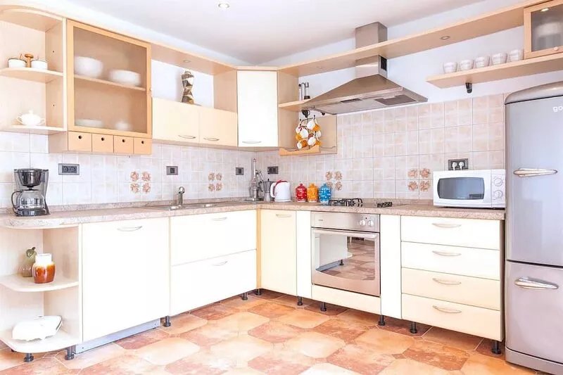Spacious 3-BR Villa for 6+2 with pool, close to pebbly beaches
