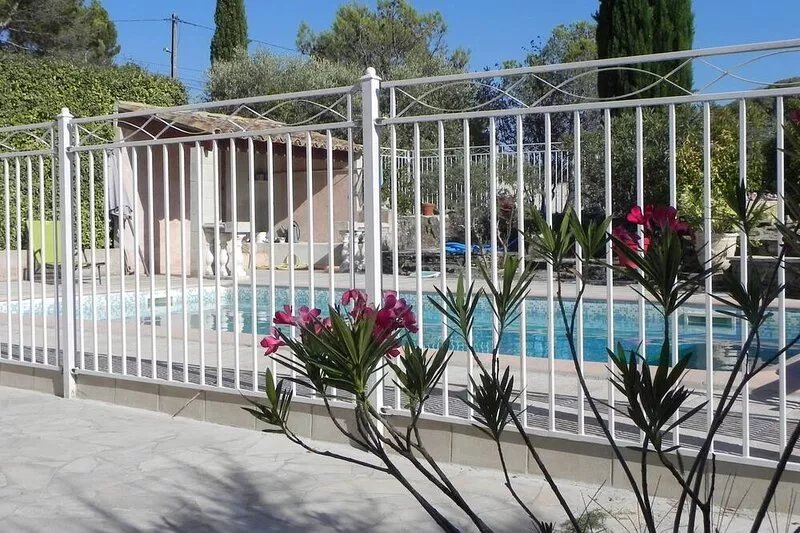 Charming air-conditioned Provencal house with swimming pool in Isle sur la