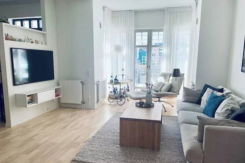 Townhouse in tranquil surroundings by the sea.