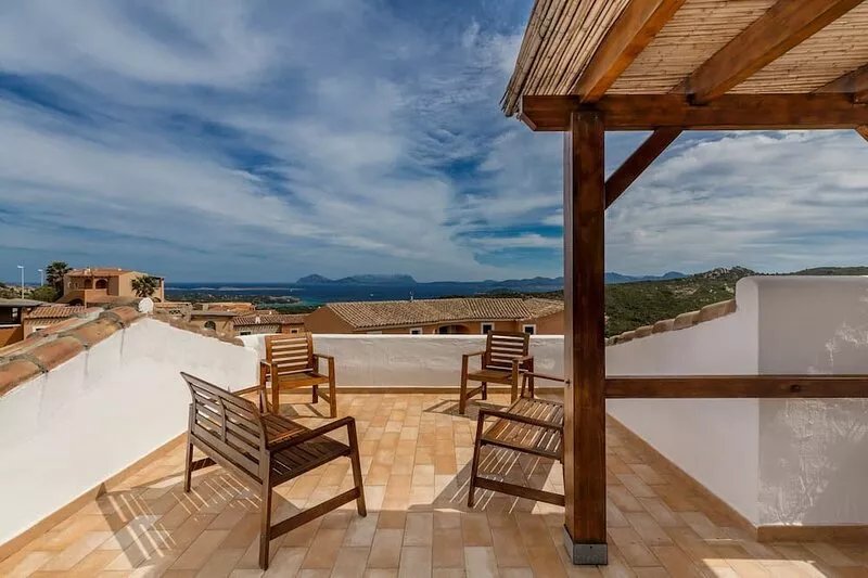 2 km from Porto Cervo, with panoramic terrace, garden, WiFi, parking, A/C