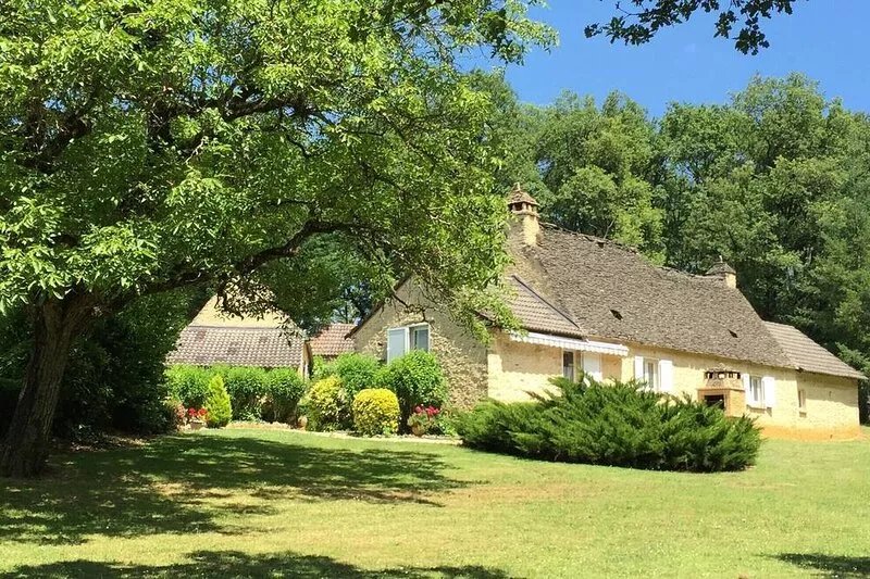 Authentic property 10 minutes from SARLAT and LASCAUX IV with heated pool