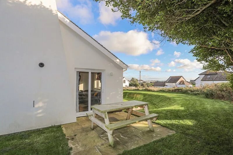 BRAID APARTMENT, pet friendly, with a garden in Trearddur Bay