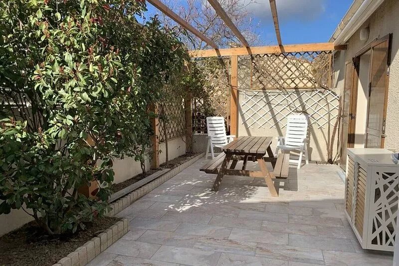 House with terrace, quiet area, parking,