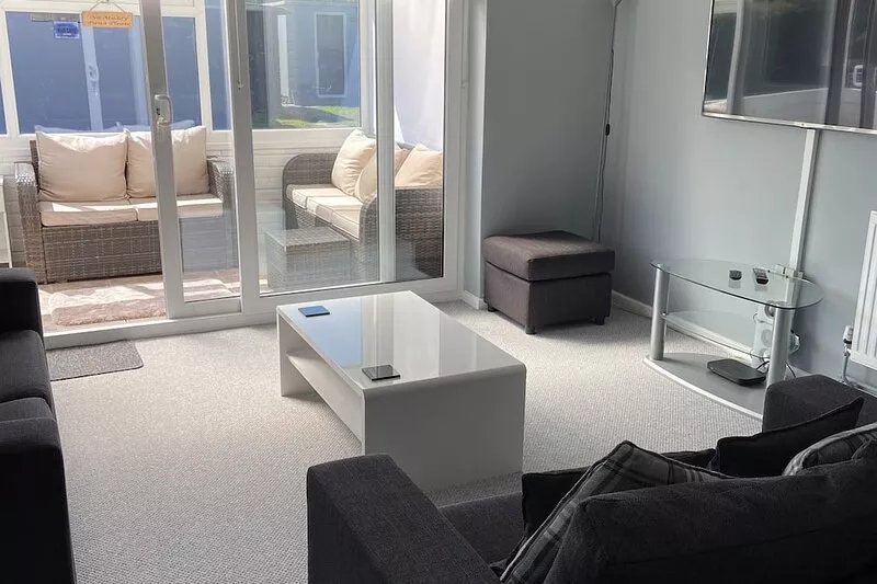 10 minutes to the euro tunnel. Lovely 1 bedroom annexe, sleeps 4, pet friendly