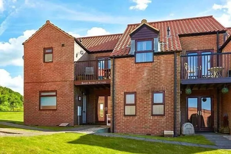 BERRY BANKS COTTAGE, family friendly, with a garden in Whitby