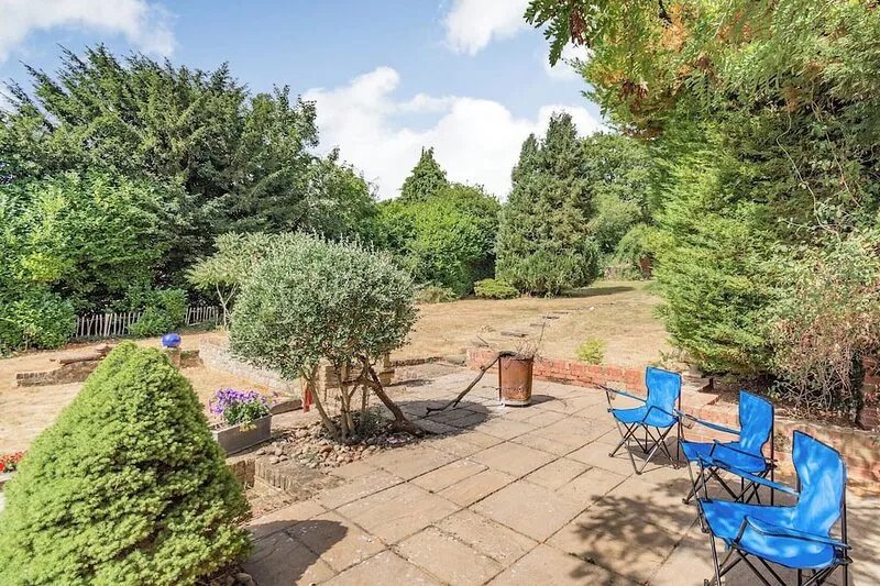 A beautiful house set in an acre of land, and within 20 minutes from the