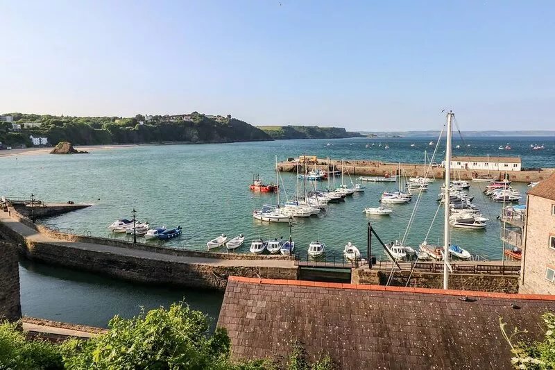 BLUEBELL COTTAGE, pet friendly, with a garden in Manorbier