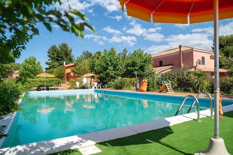 Wonderful private villa with pool, WIFI, TV, patio, pets allowed and parking
