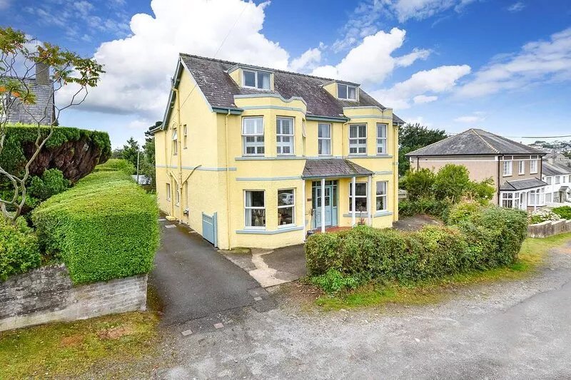 STUNNING, SPACIOUS  FAMILY HOUSE IN THE CENTRE OF ABERSOCH