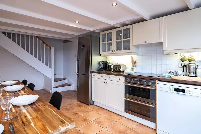 MARINE COTTAGE, family friendly, character holiday cottage in Rock