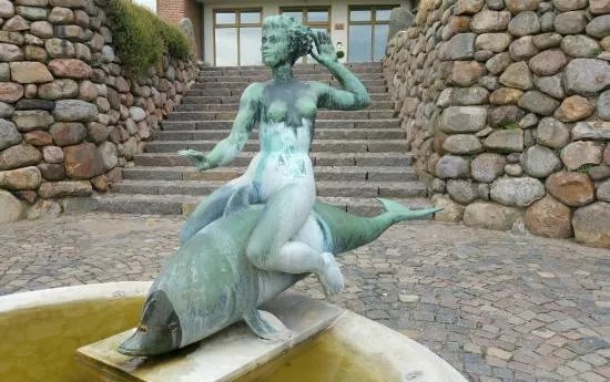 Delfinpige