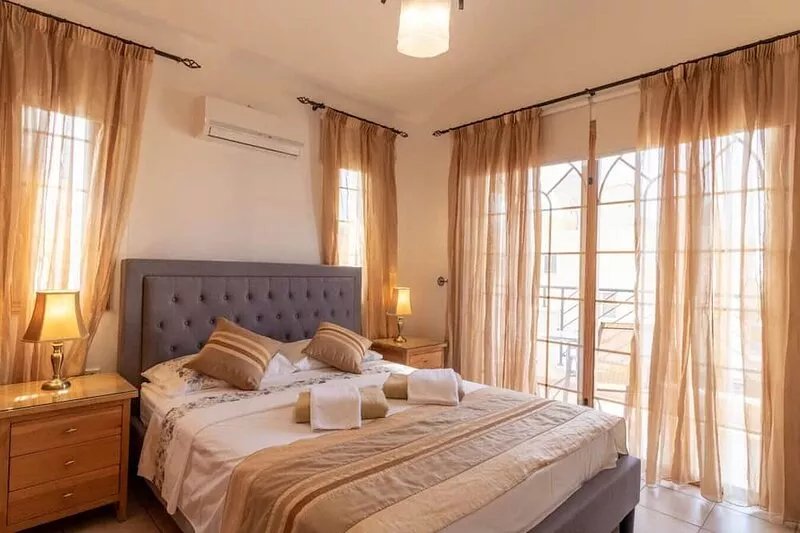 A 3 bedroom villa with a pool in coral bay!