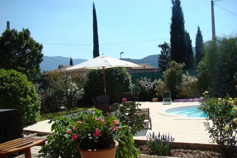6-person house with swimming pool, facing St Julien, 200 m from town center