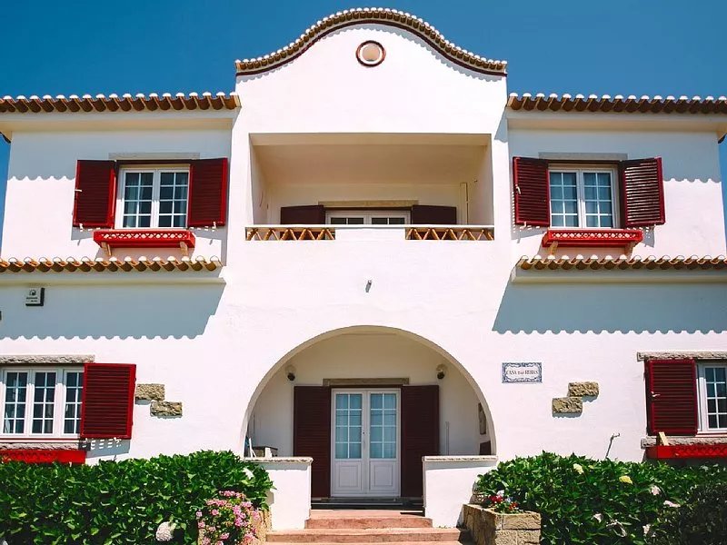 Antiga casa portuguesa em frente ao mar. Portuguese villa in front of the ocean