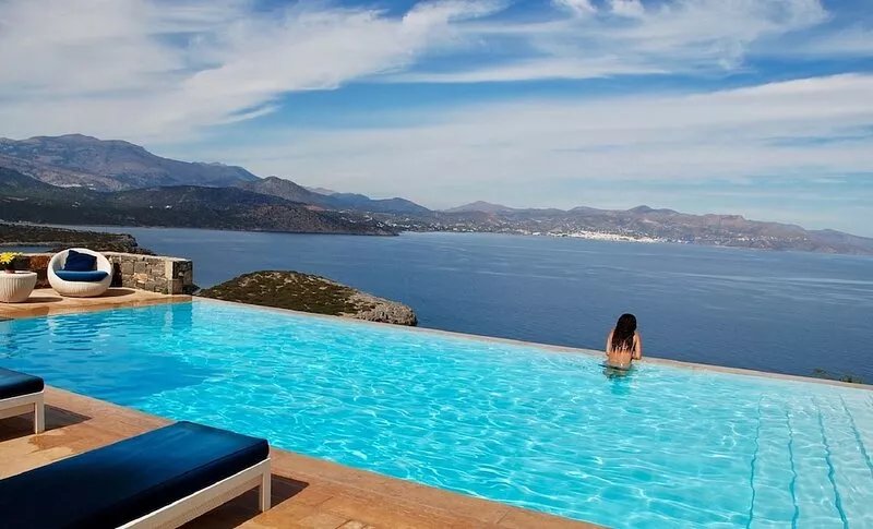 Luxury 2 person private open plan apartment, infinity pool, spectacular views