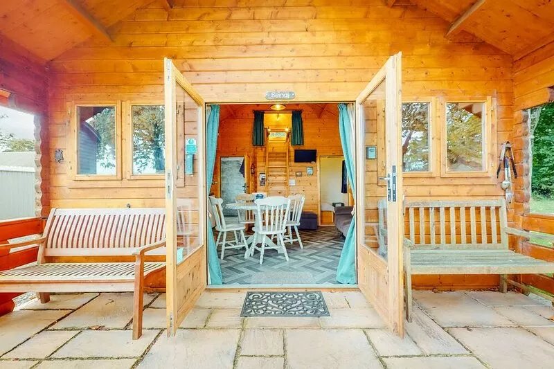 Dog Friendly Log Cabin with Hot Tub - Seiriol